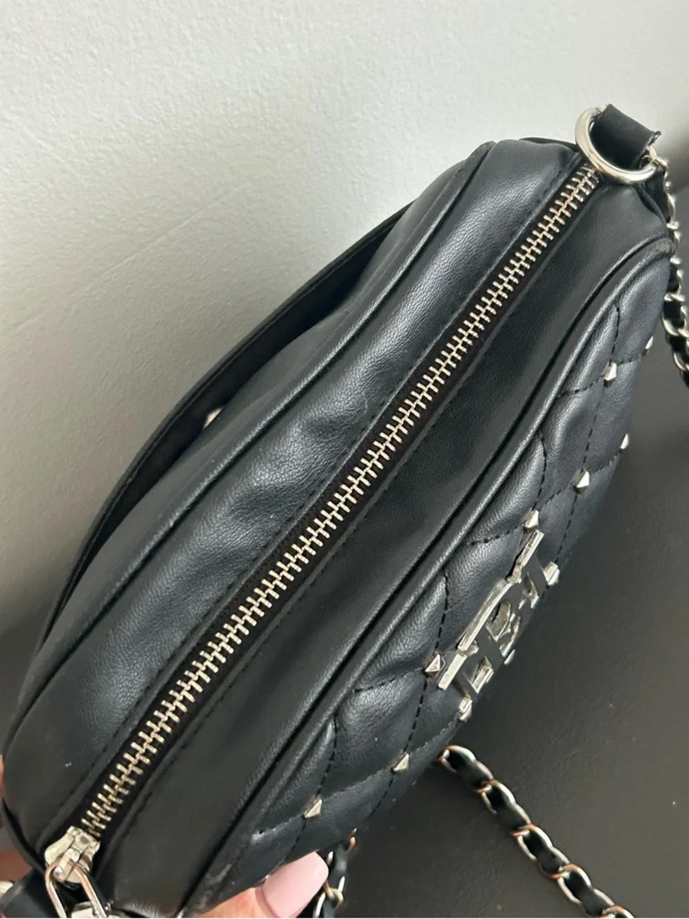 B. Makowsky Black Leather Crossbody Shoulder Bag Silver Hardware chain Strap